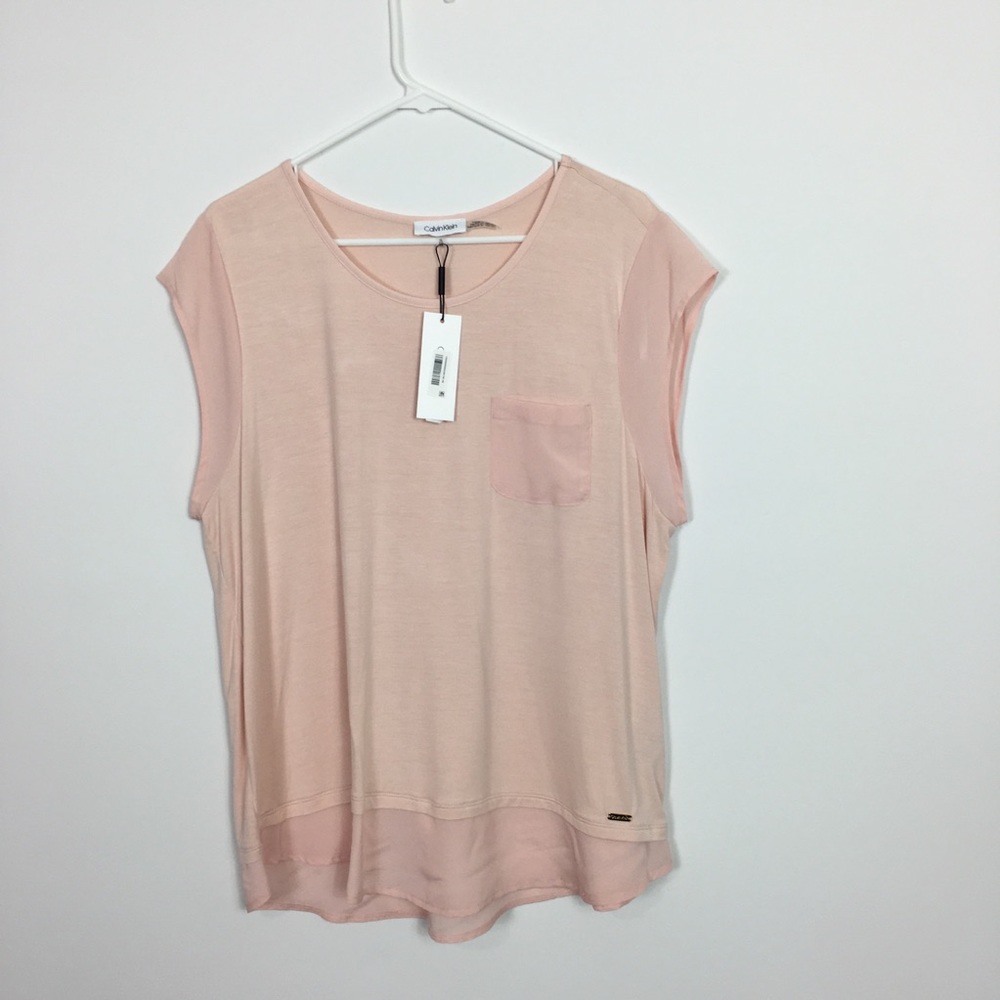 Woman’s Light blush Calvin Klein tee with pocket